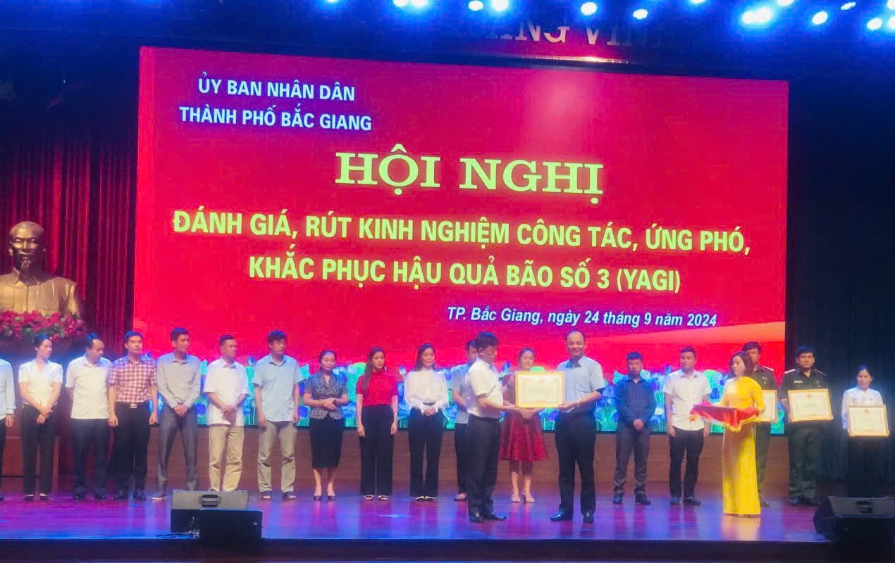 Nhận bằng khen