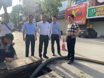 Lãnh đạo UBND tỉnh kiểm tra công tác cải tạo, duy tu, nạo vét hệ thống thoát nước và mô hình thí điểm hố thu ngăn mùi tại phường Bắc Giang