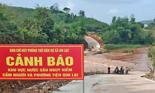 Lũ dâng cao, nhiều học sinh xã An Lạc phải đi đường rừng về nhà