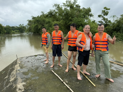 Những người “gác cống” trong đêm mưa